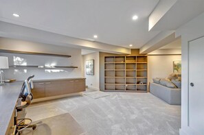 Studio (4 Bedrooms) | Thư viện