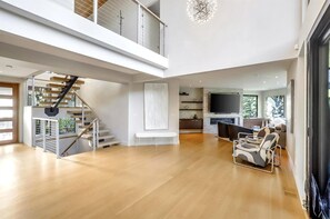 TV - KBM Resorts Long Term Lease 4 Bed/3 Bath Luxury Home Pool, Bbq, Fitness Center Orinda Retreat Ldd-32 (Orinda)