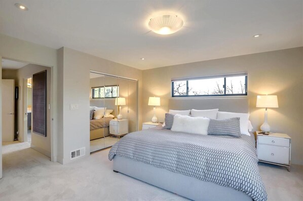 Estudio (4 Bedrooms) | 4 habitaciones, escritorio y tabla de planchar con plancha 