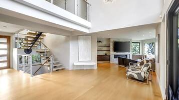 Studio (4 Bedrooms) | Living area | TV