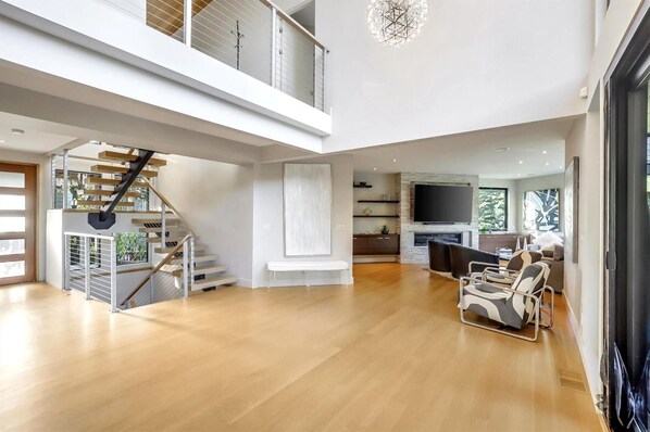 Studio (4 Bedrooms) | Living area | TV