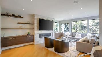 开间 (4 Bedrooms) | 起居区 | 电视