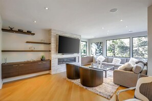Studio (4 Bedrooms) | Wohnbereich | Fernseher