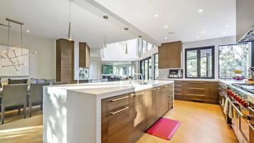 Studio (4 Bedrooms) | Private kitchen | Microwave, oven, dishwasher, coffee/tea maker