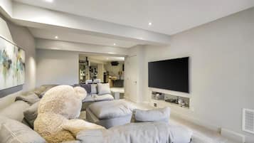 Studio (4 Bedrooms) | Living room | TV