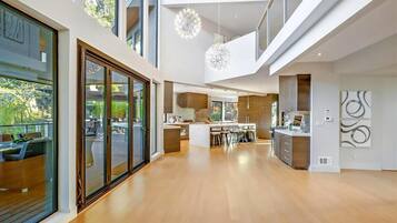 Studio (4 Bedrooms) | Living room | TV