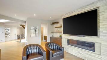 Studio (4 Bedrooms) | Living area | TV