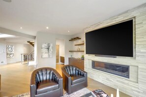 Studio (4 Bedrooms) | Living area | TV