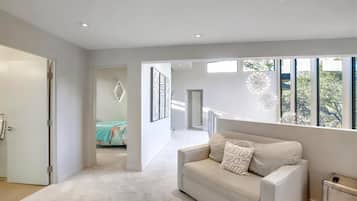 Studio (4 Bedrooms) | Living room | TV