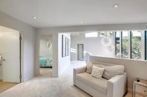 Studio (4 Bedrooms) | Phòng khách | TV 