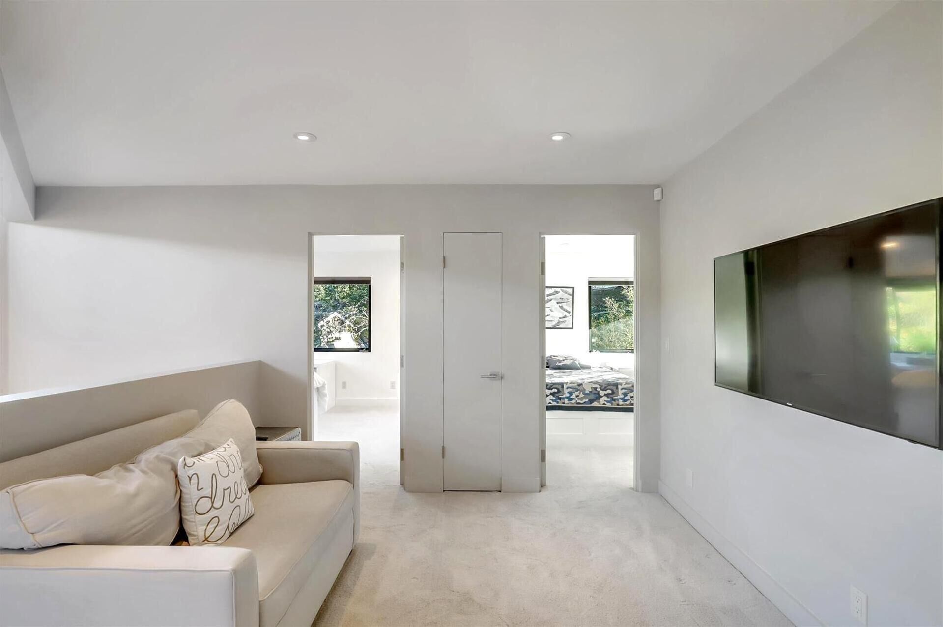 Studio (4 Bedrooms) | Living room | TV