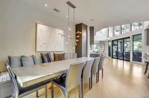 Studio (4 Bedrooms) | Restauranger