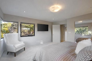 Studio (4 Bedrooms) | 4 sovrum, skrivbord, arbetsyta för laptop och strykjärn/strykbräda