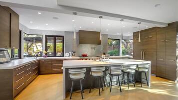 Studio (4 Bedrooms) | Private kitchen | Microwave, oven, dishwasher, coffee/tea maker