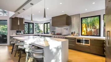 Microwave, oven, dishwasher, coffee/tea maker