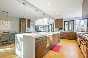 Microwave, oven, dishwasher, coffee/tea maker