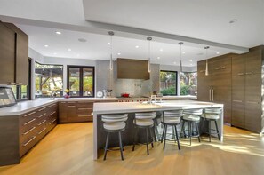 Studio (4 Bedrooms) | Private kitchen | Microwave, oven, dishwasher, coffee/tea maker - KBM Resorts Long Term Lease 4 Bed/3 Bath Luxury Home Pool, Bbq, Fitness Center Orinda Retreat Ldd-32 (Orinda)