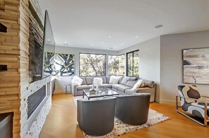 Estudio (4 Bedrooms) | Zona de estar | Una televisión