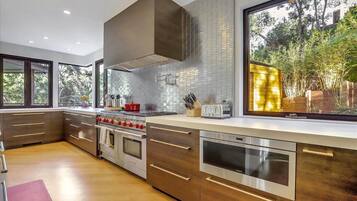 Studio (4 Bedrooms) | Bếp riêng | Lò vi sóng, lò nướng, máy rửa bát, dụng cụ pha cà phê/trà