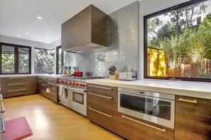 Studio (4 Bedrooms) | Private kitchen | Microwave, oven, dishwasher, coffee/tea maker