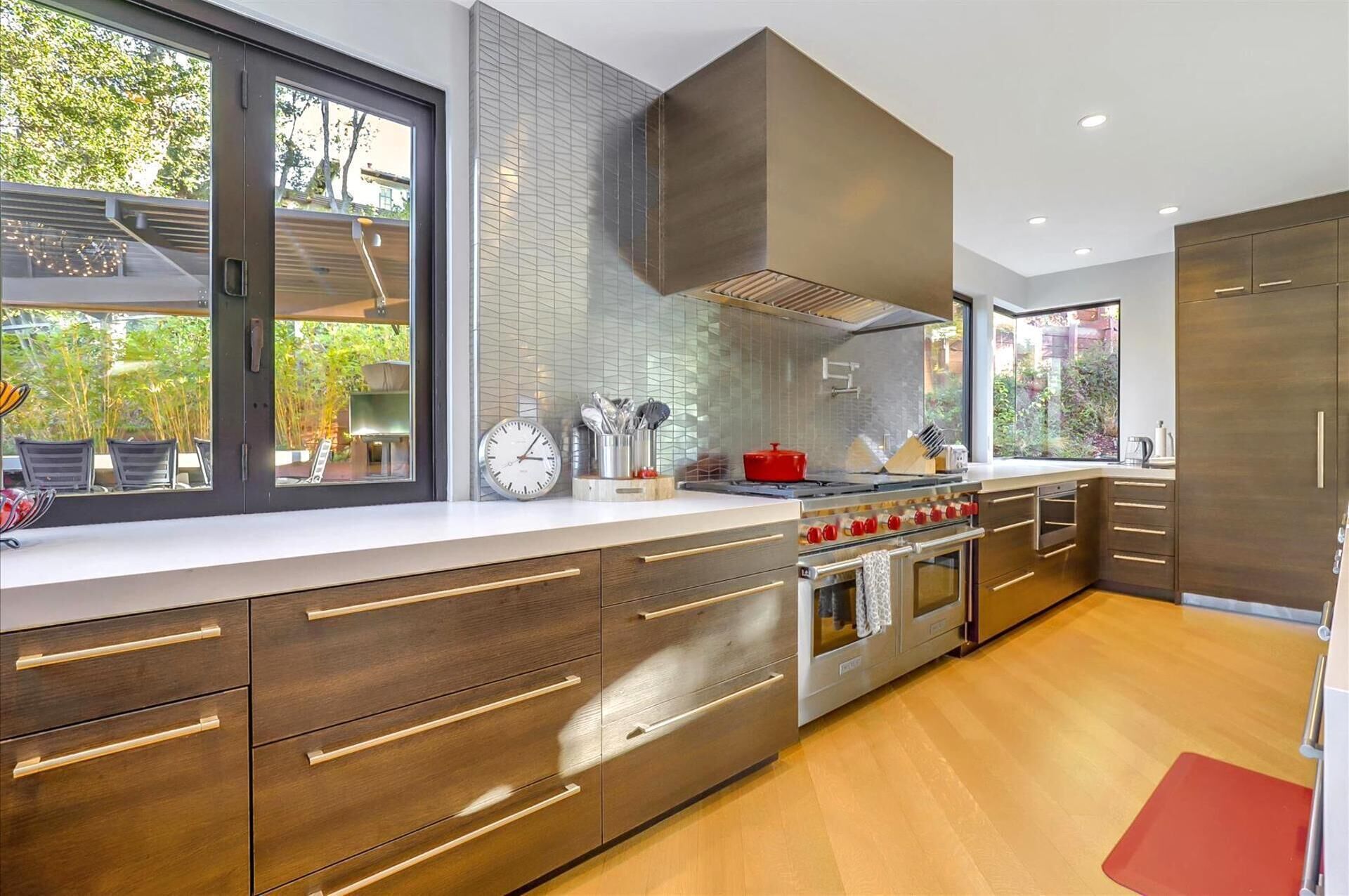 Studio (4 Bedrooms) | Private kitchen | Microwave, oven, dishwasher, coffee/tea maker