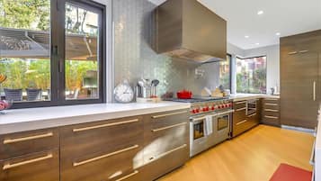 Studio (4 Bedrooms) | Private kitchen | Microwave, oven, dishwasher, coffee/tea maker