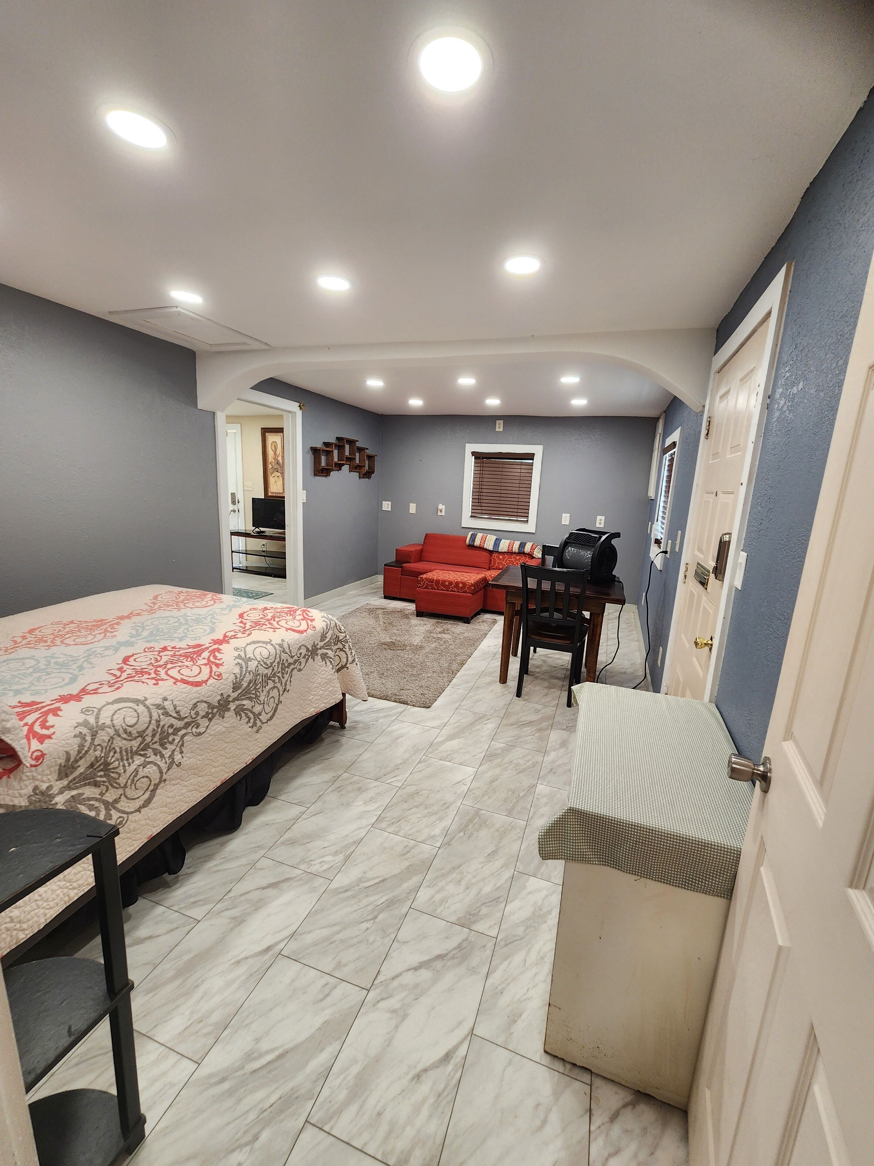 2 bedrooms, internet, bed sheets