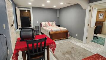 2 bedrooms, internet, bed sheets