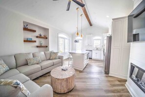 TV - 331 Snook Lane - 3 Bedrooms 2 Full Baths - Brand New Home on a Corner Lot! 2 Golf Carts (Panama City Beach)