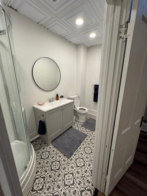 Douche, séchoir à cheveux, serviettes fournies, savon