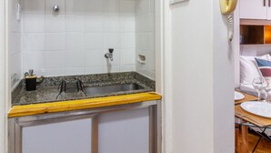 Une salle de bain avec un lavabo, un miroir et un téléphone.