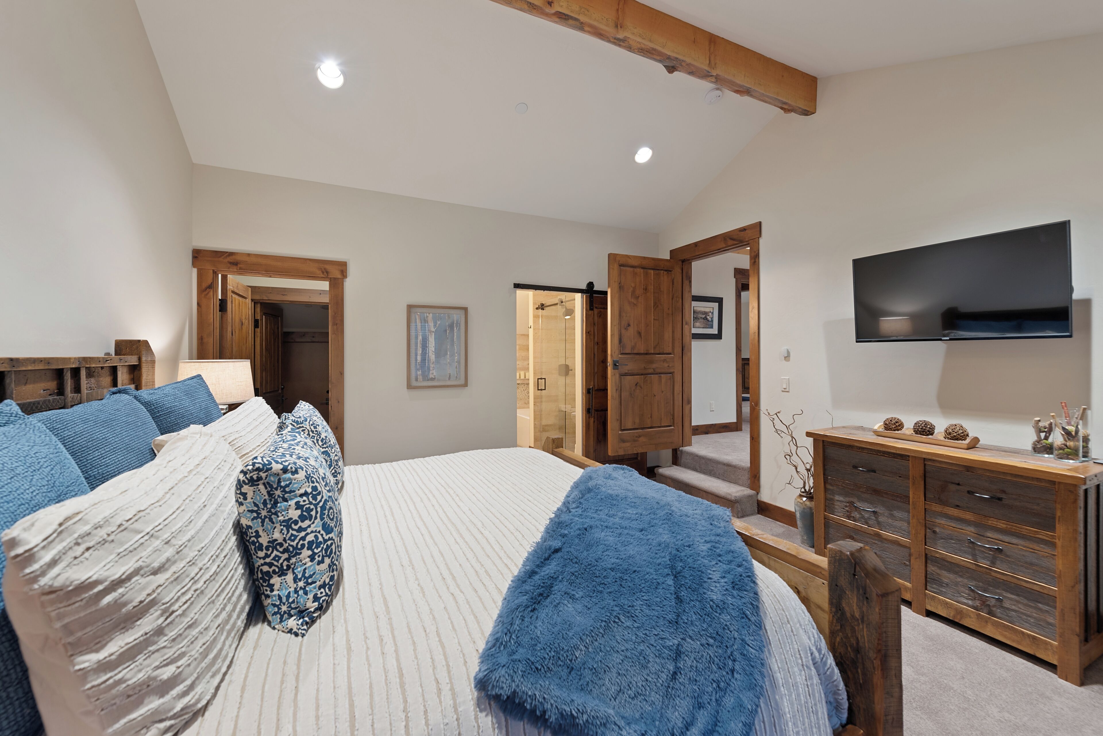 5 bedrooms, WiFi, bed sheets