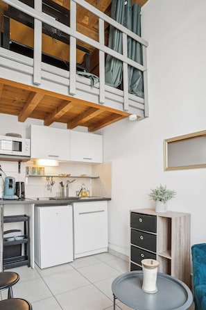 Kühlschrank, Mikrowelle, Herdplatte, Wasserkocher mit Kaffee-/Teezubehör