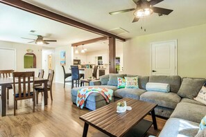 Smart TV, chimenea y libros