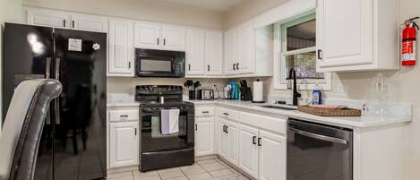 Kylskåp, mikrovågsugn, ugn och spishäll