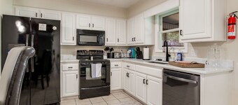 Salt water pool, Whole house, 3/2, sleeps 8,1 pet