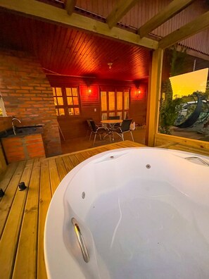 Outdoor spa tub