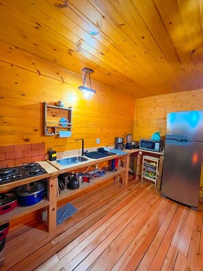 Cottage tiện nghi đơn giản, 3 phòng ngủ, được phép mang theo vật nuôi, quang cảnh vườn | Bếp riêng | Tủ lạnh, lò vi sóng, lò nướng, bếp nấu