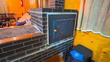 Frigorífico grande, microondas, horno y placa de cocina