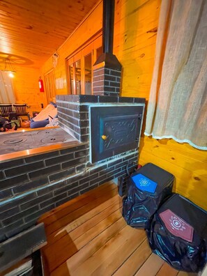 Geladeira grande, micro-ondas, fogão, cooktop