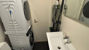 Een haardroger, handdoeken, zeep, toiletpapier