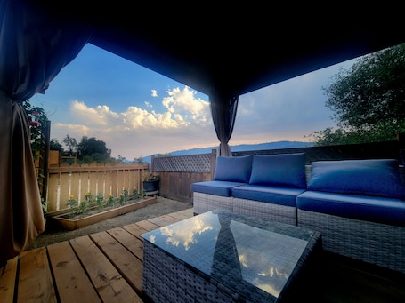 Terrace/patio. Charming Ahwahnee Cottage — Oak-Studded Views, Yosemite at Your Doorstep