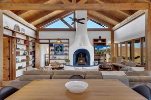 Smart TV, chimenea y libros 