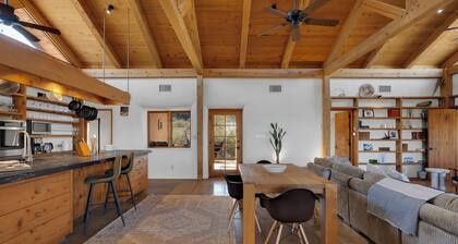 Luxe straw bale home on 3+ acres, 20 min to dntwn!