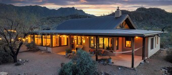 Luxe straw bale home on 3+ acres, 20 min to dntwn!