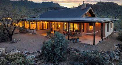 Luxe straw bale home on 3+ acres, 20 min to dntwn!