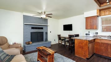 Smart TV, chimenea, libros