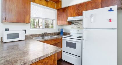 Pine Dawn Retreat - Unit C - Peaceful 1-BDRM Apartment in Lakeside w/WiFi & Deck