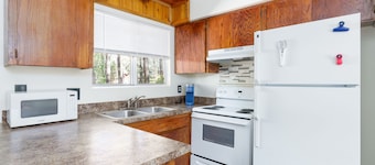 Pine Dawn Retreat - Unit C - Peaceful 1-BDRM Apartment in Lakeside w/WiFi & Deck