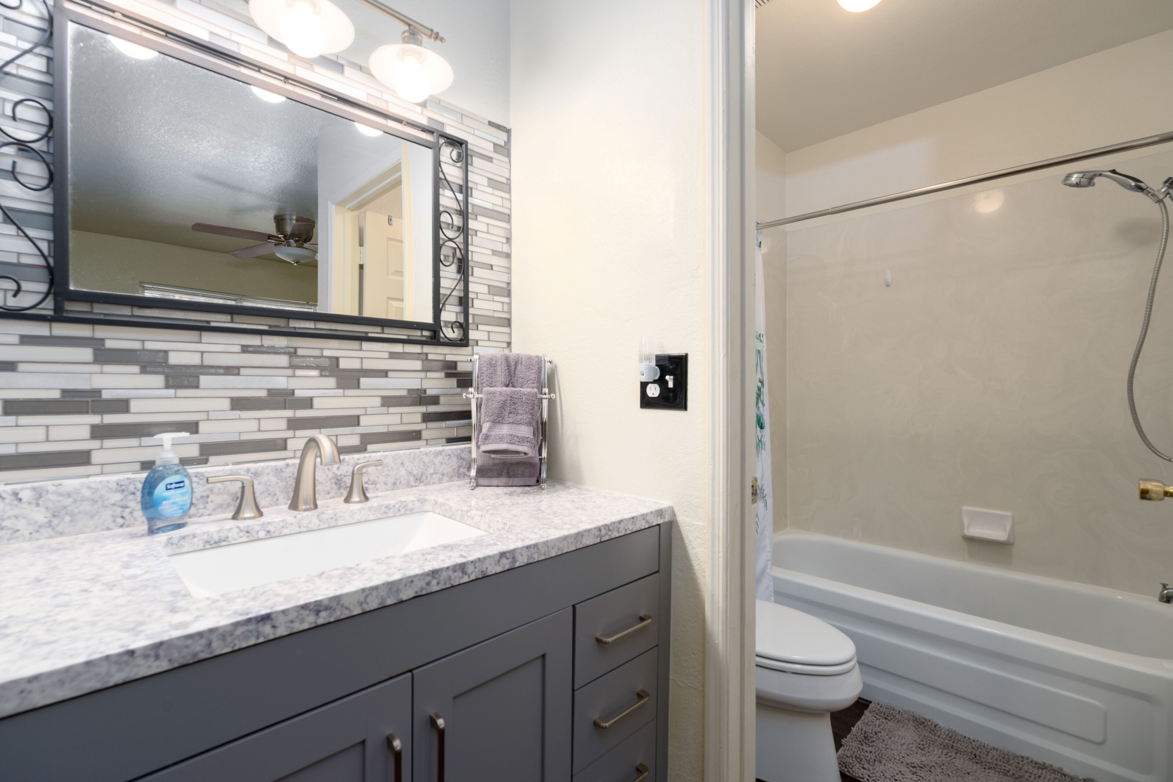 Haartrockner, Handtücher, Seife, Shampoo